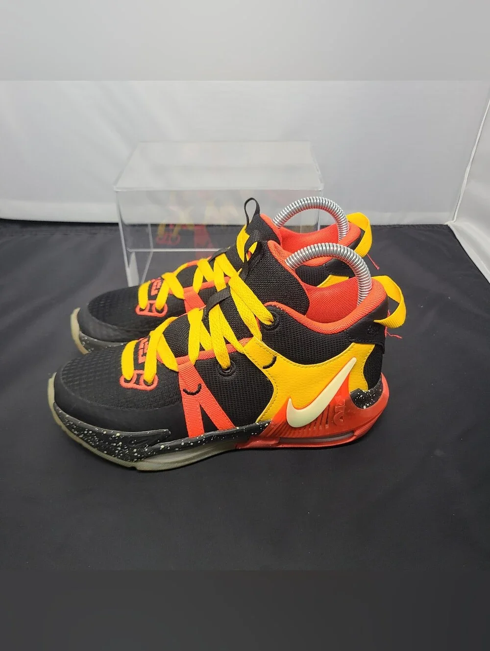 Nike LeBron Witness 7 'Black Bright Crimson Speckled' DQ8650-001 kids size 4Y